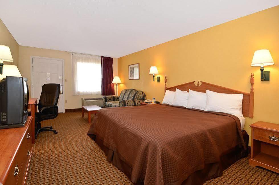 Red Roof Inn Маскл Шолс Экстерьер фото